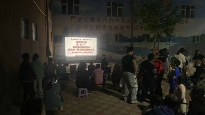 裕翔街道南和苑社区开展露天电影“点亮”居民夜生活活动