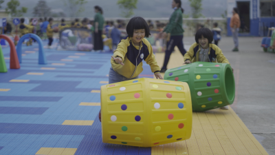 大山里的彩色操场：为了307位小朋友的幸福童年