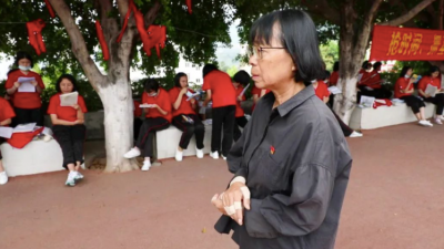 张桂梅连续12年送考 冒雨叮嘱高考学生