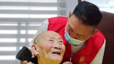 孟州市：王胜利坚持25年为老人免费理发