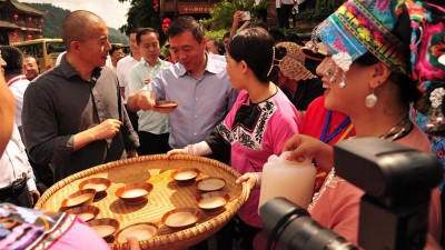 中国作协组织作家赴十八洞村参观学习