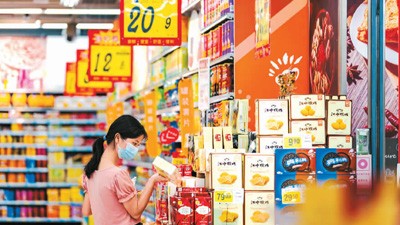 坚守品质、创新产品、追赶潮流—— 国产零食品牌：留住“舌尖上的童年”