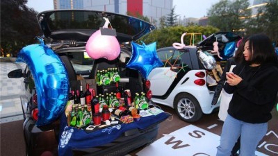 从手冲咖啡、汉堡热狗，到手工艺品、宠物用品，这里应有尽有—— “后备厢集市”兴起