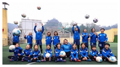 乡村小学里的女子足球队