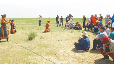 内蒙古自治区阿拉善盟乌兰牧骑—— 扎根基层  为农牧民服务