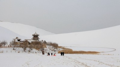 甘肃敦煌：雪润大漠景如画