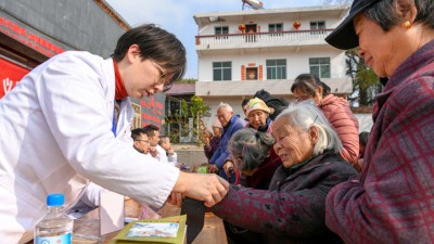 关爱老年人 义诊进乡村