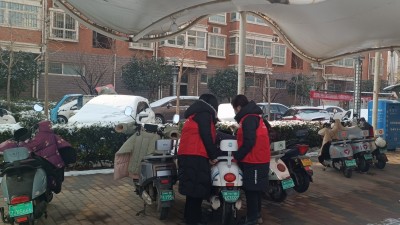 郑州嵩山路街道工人路社区开展非机动车整治活动