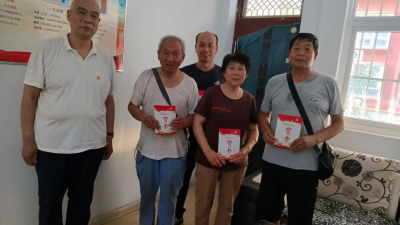 在阳光假日小区，飘扬那面五星红旗