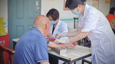 河南宝丰：健康关爱走进养老机构