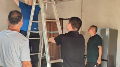 株洲派驻祠湾村工作队与村干部同心为孤寡老人解难