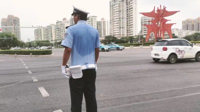 商丘交警40℃高温下 不惧“烤”验 坚守岗位保畅通