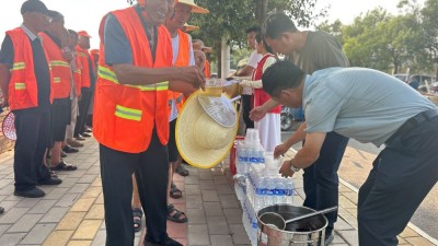 河南宝丰：免费发放清凉大礼包