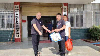 湖北麻城:高温送清凉  关怀暖人心