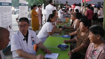 河南宝丰：专家“摆夜市” 开启健康生活新模式