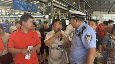 商丘交警进企业开展交通安全知识宣传互动活动