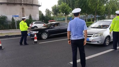 商丘交警不畏“秋老虎” 挥汗坚守保畅通 让交通不“中暑”