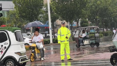商丘交警积极应对强降雨全力保障道路安全畅通呈现亮丽“警”色