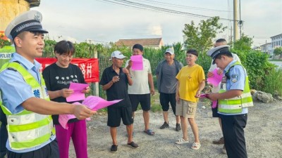 商丘交警进农村“讲交规话安全”持续开展夏季交通安全宣传活动