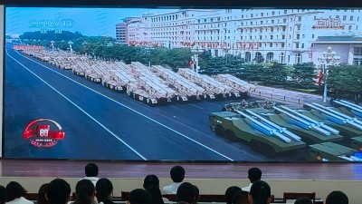 河南省虞城县职教中心组织师生集中观看抗战胜利80周年阅兵仪式