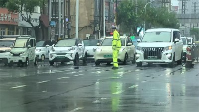 商丘交警雨中坚守护学岗+高峰岗“荧光黄”撑起“安全伞”