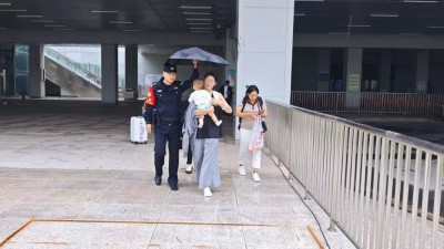 河南商丘：异客迷途逢冷雨 铁警暖心护归程