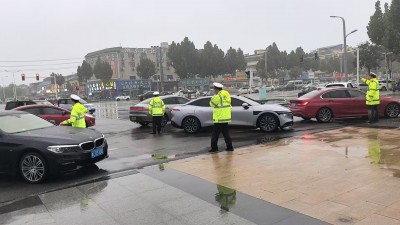 商丘交警“雨”你同行 全力以赴做好国庆中秋“双节”出行守路人