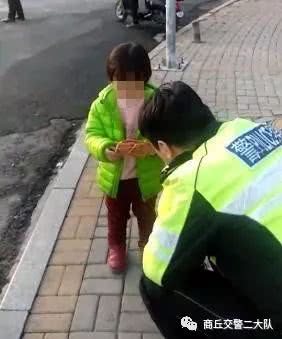河南商丘市平台开发区3岁幼儿独自“逛街”，交警助其找到家人