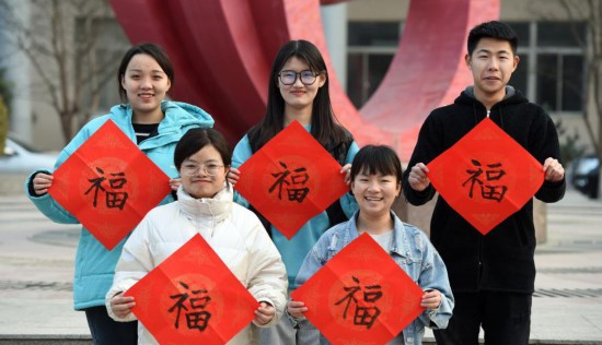 处处是家乡——学校里的“留守年”