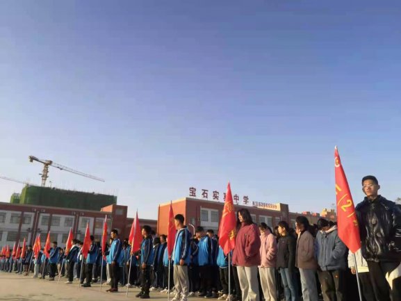 冲天国歌陶人醉 国旗招展放光辉