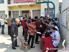 【党建】郾城区人民医院积极开展健康扶贫义诊宣传活动