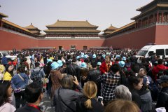 清明假期 故宫等景区迎来客流高峰