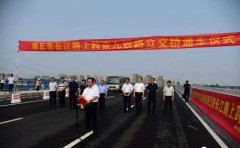 河南省商丘长江路跨京九立交桥6月21日正式通车