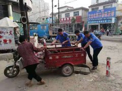 老人开车陷入路坑 虞城城管伸出援手