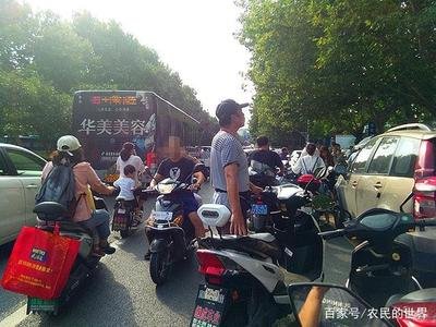 河南新野：城区学校路通畅