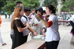 避暑山庄景区开展 “微笑服务迎游客，景区志愿者在行动” 志愿服